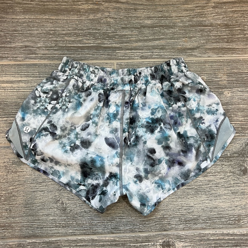 Lululemon Hotty Hot Low-Rise Lined Short 2.5” Kaleidoscope Multi/Blue Cast